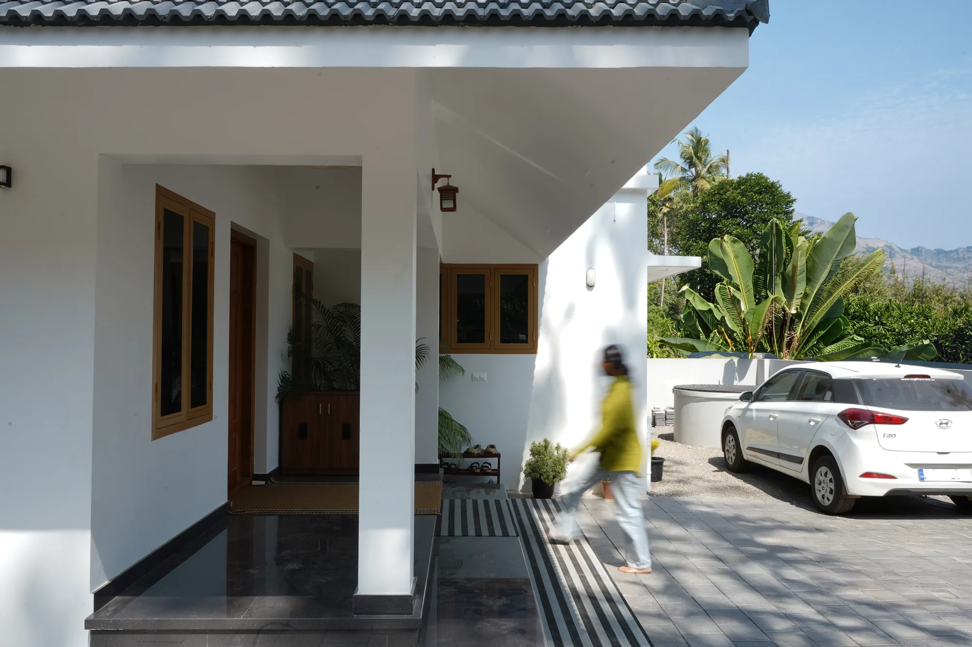 Driveway arrival at Danil Alex Residence