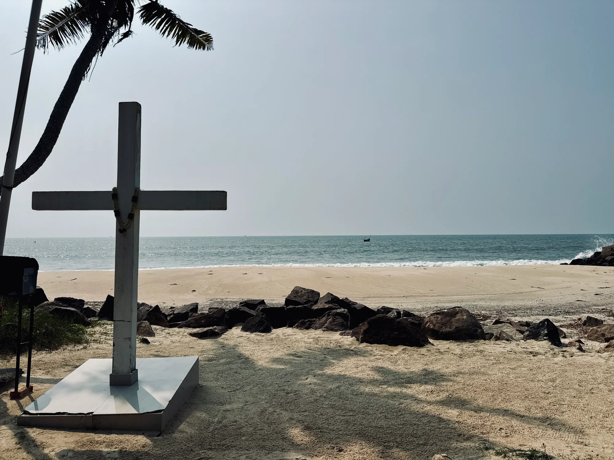Sea, beach and coastal setting in front of Sailor Home resort
